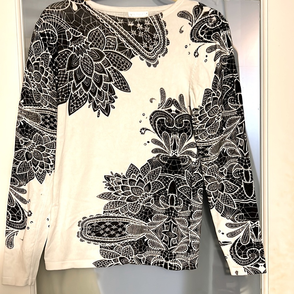 Venus fitted sweater. White with modern black floral design.